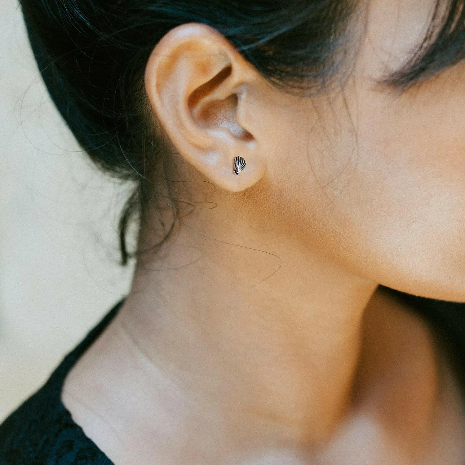 Shell Silver Ear Stud - Elegant and Versatile Accessory for Any Occasion